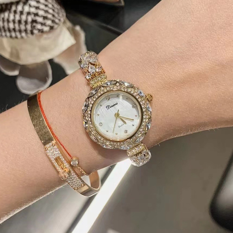 Luxury Watch Values - 絶妙でスタイリッシュな韓国風レディースブレスレットウォッチ、新しいライトラグジュアリーで高価値なレディースウォッチ、女性に適しています。