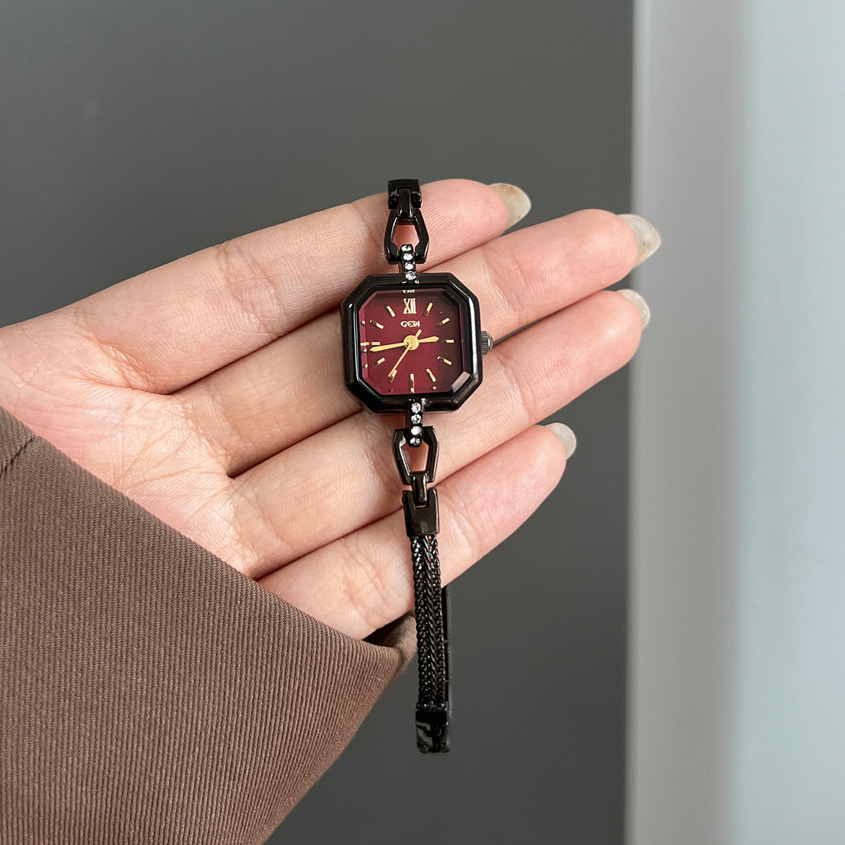 スクエア型のおしゃれで洗練された高級合金クォーツ腕時計、軽や - Luxury Watch Values のレビューと価格