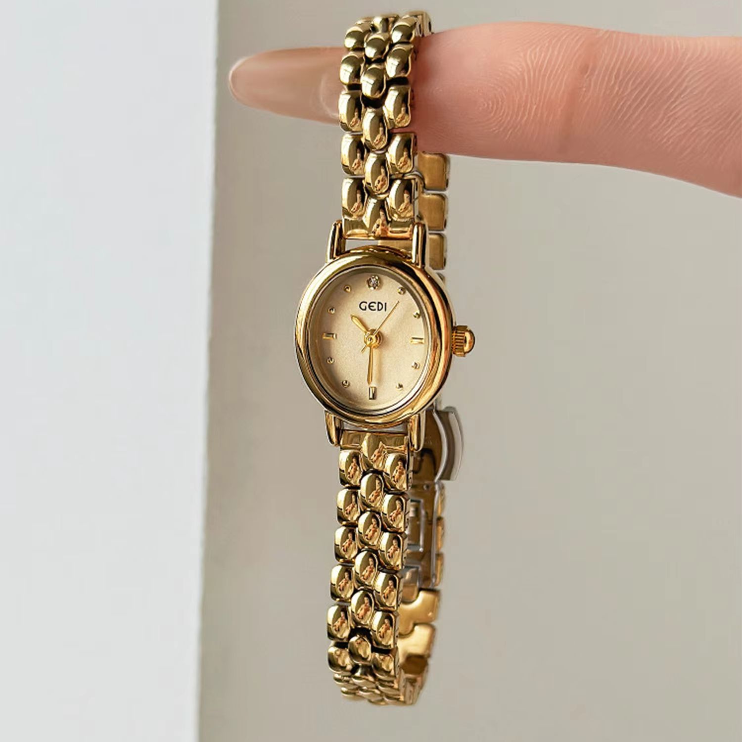女性用オリジナル高級ブランド腕時計、レトロなゴールデンオーバ - Quiet Luxury Watch のレビューと価格