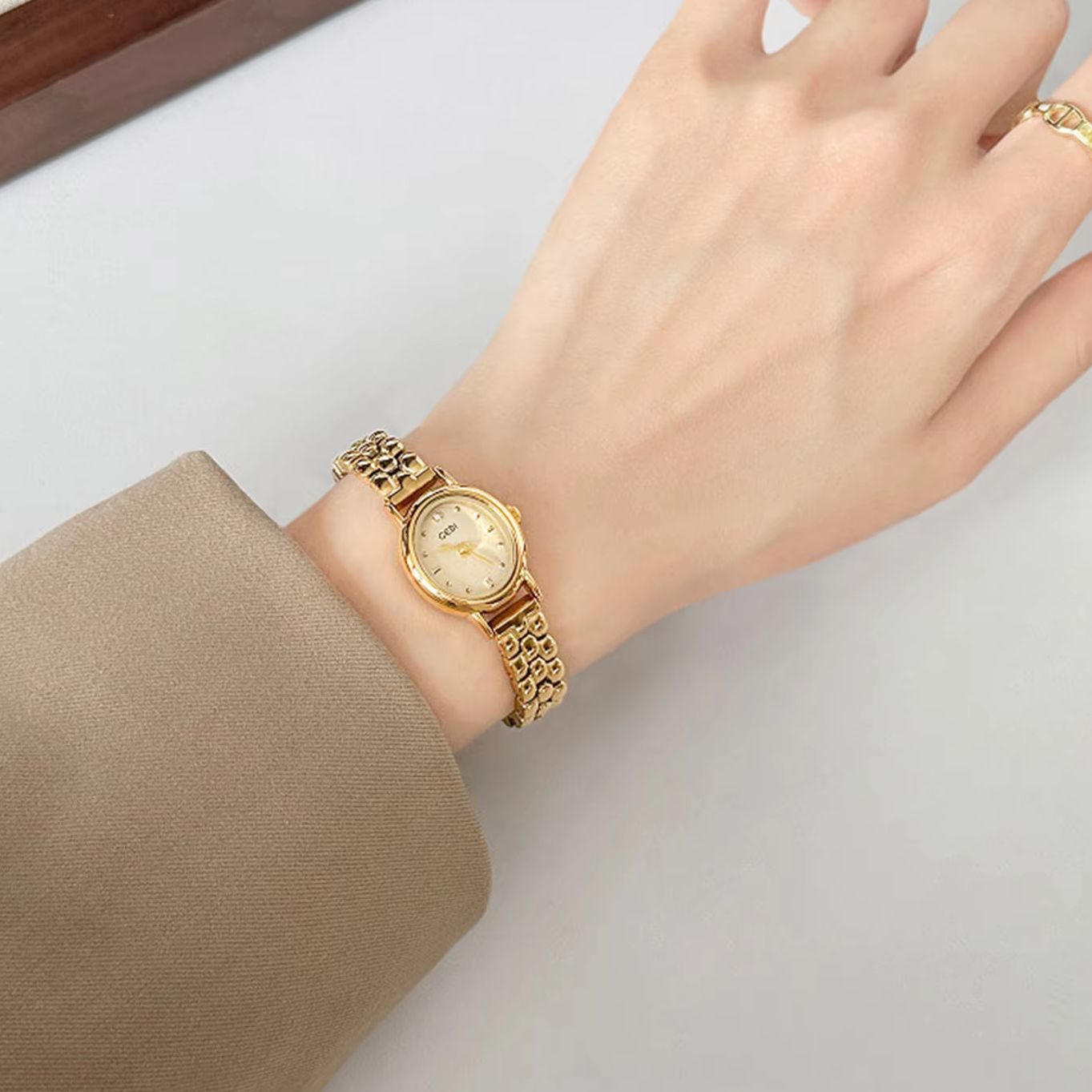 女性用オリジナル高級ブランド腕時計、レトロなゴールデンオーバ - Quiet Luxury Watch のレビューと価格