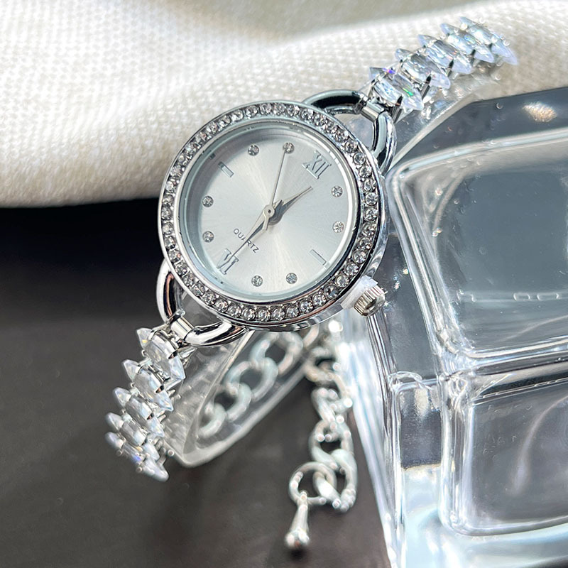 UTHAI CQ383 ファッショナブルな女性用腕時計ブレス - Luxury Watch For Women のレビューと価格