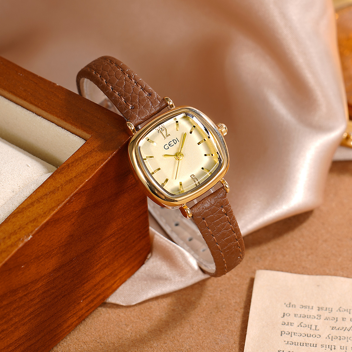 UTHAI 61018 CQ490 シンプル、高い美的価値、 - Luxury Watch Values のレビューと価格