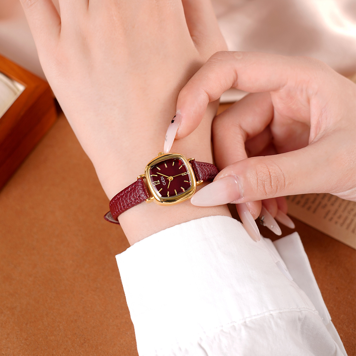 UTHAI 61018 CQ490 シンプル、高い美的価値、 - Luxury Watch Values のレビューと価格