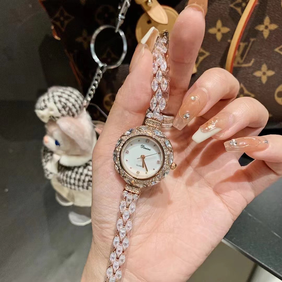 絶妙でスタイリッシュな韓国風レディースブレスレットウォッチ、 - Luxury Watch Values のレビューと価格