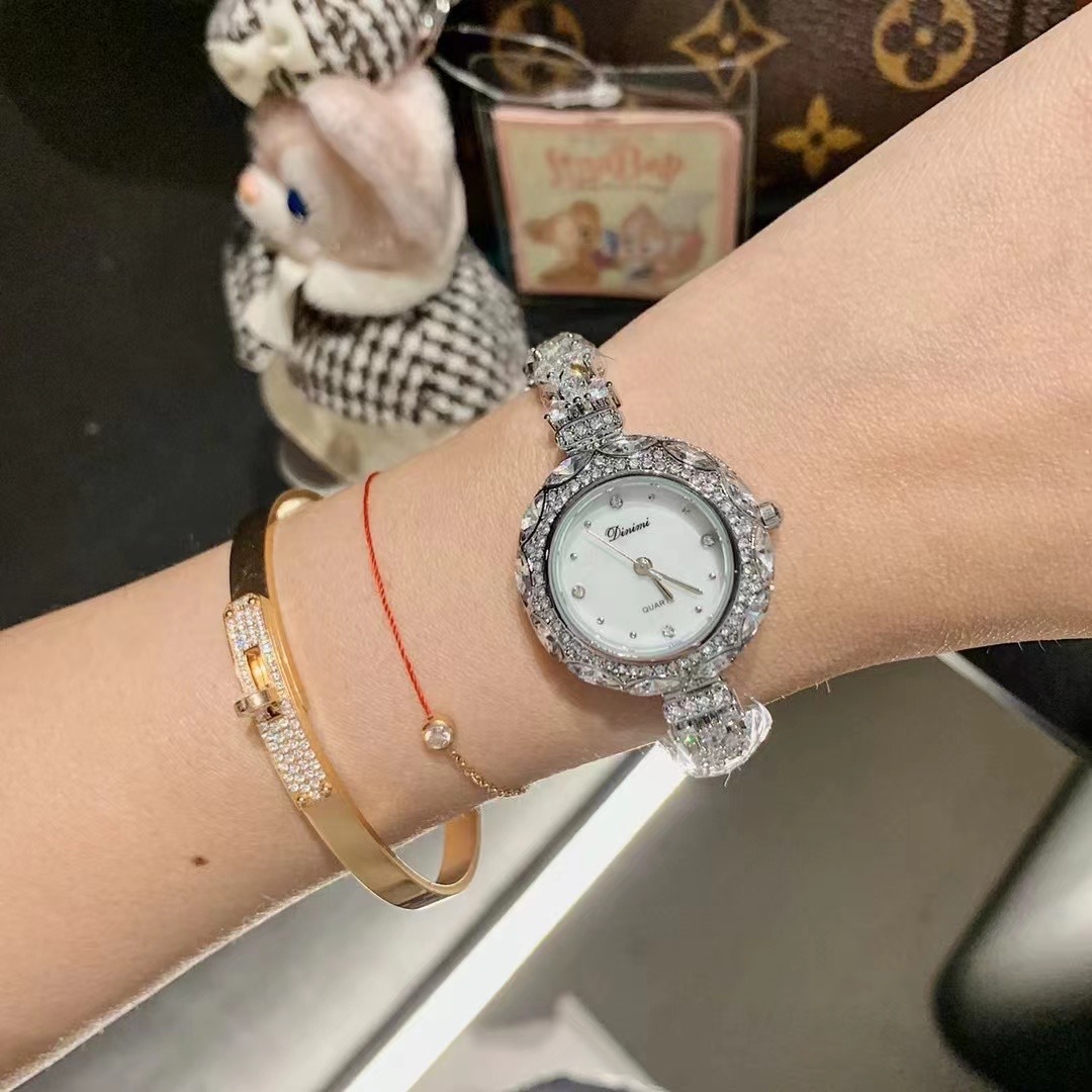 絶妙でスタイリッシュな韓国風レディースブレスレットウォッチ、 - Luxury Watch Values のレビューと価格