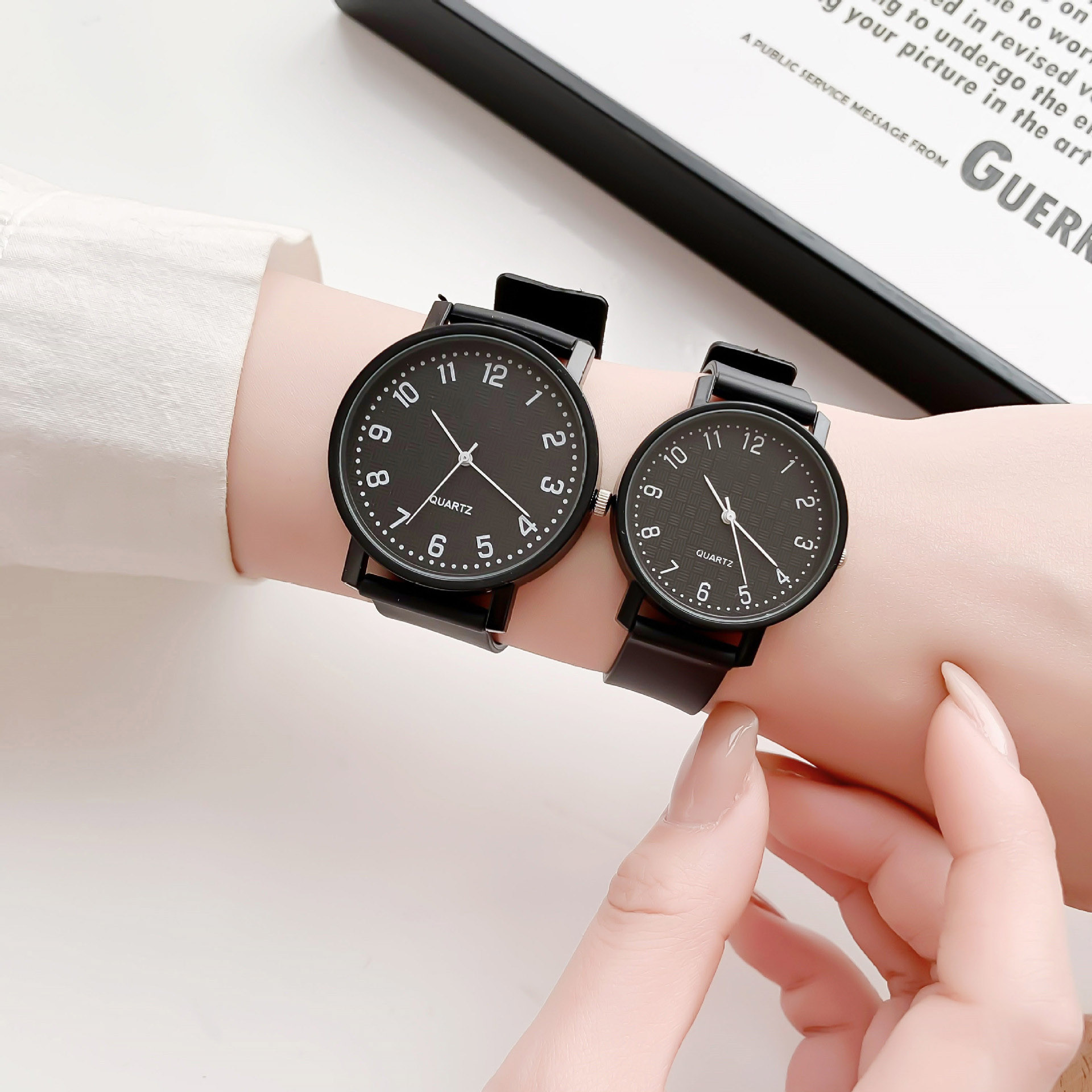 シンプルなブラックウォッチクォーツ時計女性用シリコンストラッ - Luxury Watch For Women のレビューと価格